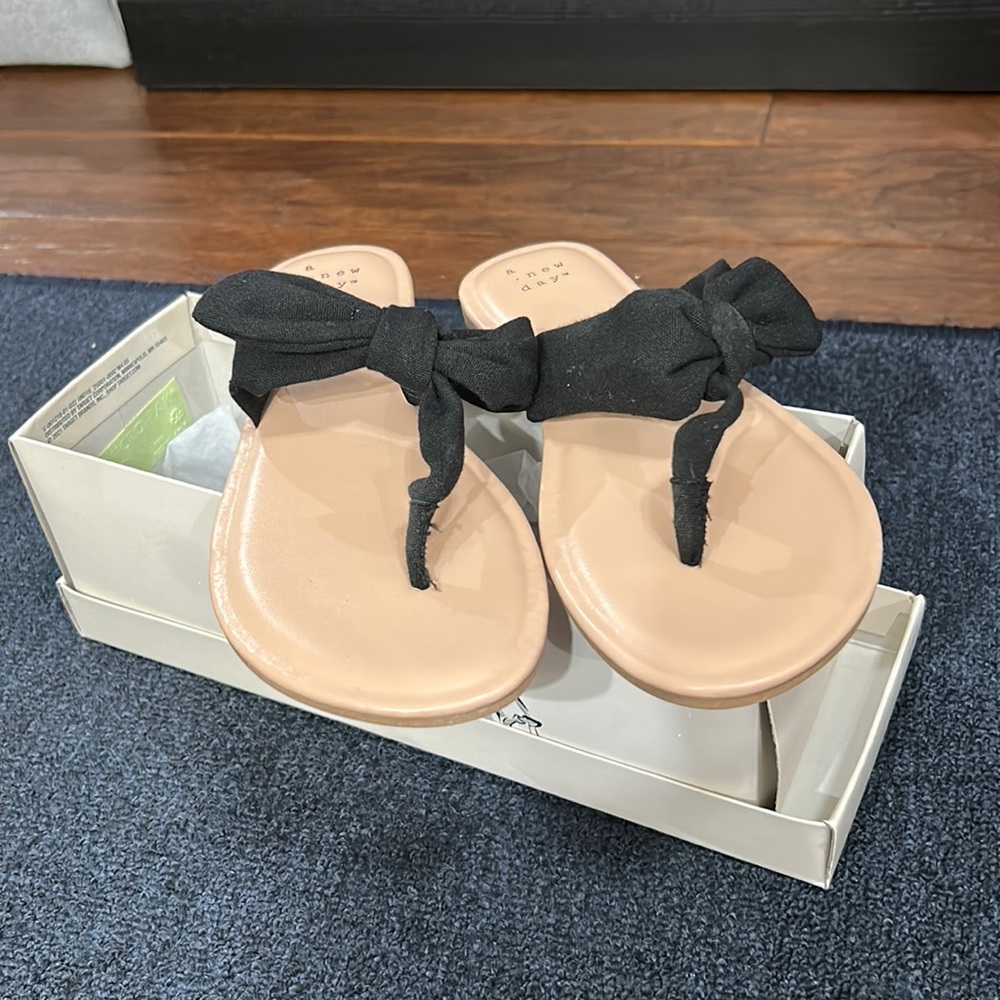Never worn! A new day woman’s 7 sandal